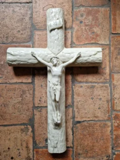 Grande croix crucifix ancien mural en céramique