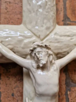 Grande croix crucifix ancien mural en céramique