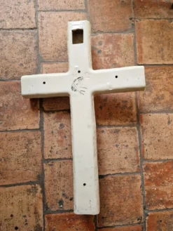 Grande croix crucifix ancien mural en céramique