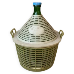 Grande dame‑jeanne en verre vert dans panier plastique kaki style mid‑century