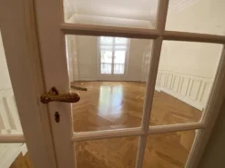 Grande double porte haussmannienne vitrée, Paris fin XIXe siècle