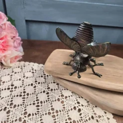 Grande mouche vintage ouvrante en métal irisé – Boîte décorative ou cendrier