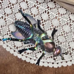 Grande mouche vintage ouvrante en métal irisé – Boîte décorative ou cendrier
