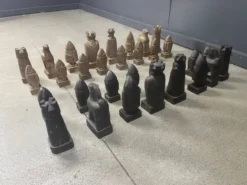 Grand ensemble de pièces d'échecs en bois sculptées à la main, années 1960.