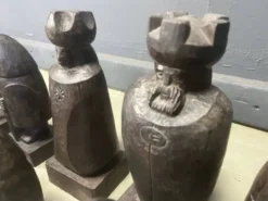 Grand ensemble de pièces d'échecs en bois sculptées à la main, années 1960.