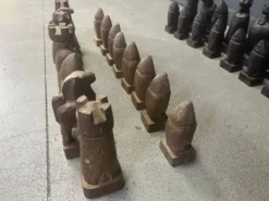 Grand ensemble de pièces d'échecs en bois sculptées à la main, années 1960.