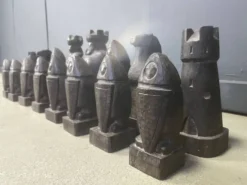 Grand ensemble de pièces d'échecs en bois sculptées à la main, années 1960.