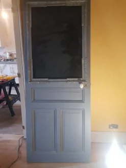 Grande porte d'intérieur en chêne peinte avec ses gonds