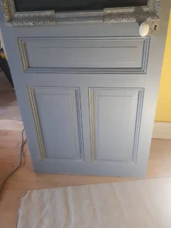 Grande porte d'intérieur en chêne peinte avec ses gonds