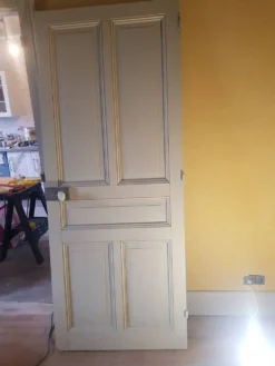 Grande porte d'intérieur en chêne peinte avec ses gonds