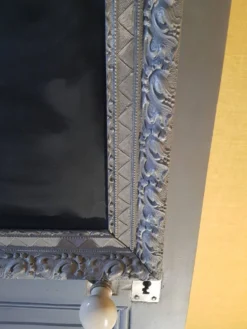 Grande porte d'intérieur en chêne peinte avec ses gonds