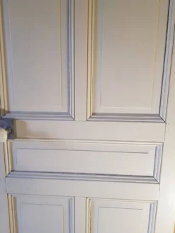 Grande porte d'intérieur en chêne peinte avec ses gonds