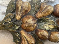 Grande sculpture murale en bois sculpté doré – fruits et feuillages –