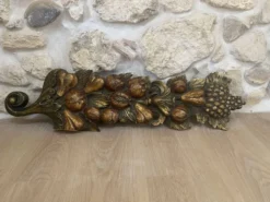Grande sculpture murale en bois sculpté doré – fruits et feuillages –