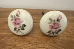 2 Grandes Poignée ronde de porte en porcelaine décor fleur rose diamèt