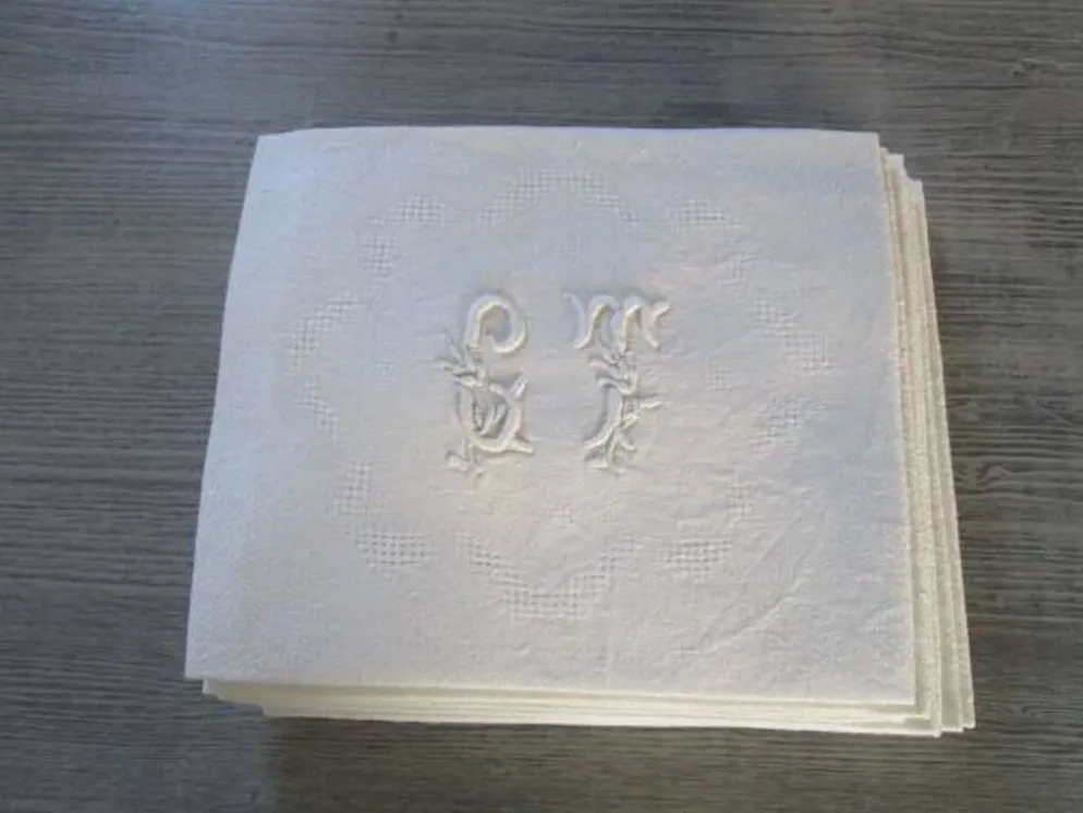12 grandes serviettes de table anciennes, damassées, monogrammées