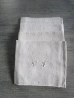 4 grandes serviettes de table anciennes damassées, monogrammées