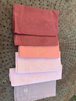 6 grandes serviettes en coton teintées, nuances de rose, brodées et monogrammes, anciennes, en lin