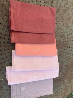 6 grandes serviettes en coton teintées, nuances de rose, brodées et monogrammes, anciennes, en lin