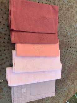 6 grandes serviettes en coton teintées, nuances de rose, brodées et monogrammes, anciennes, en lin