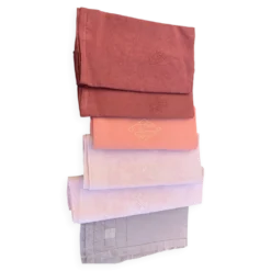 6 grandes serviettes en coton teintées, nuances de rose, brodées et monogrammes, anciennes, en lin