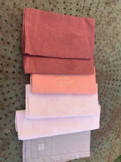 6 grandes serviettes en coton teintées, nuances de rose, brodées et monogrammes, anciennes, en lin
