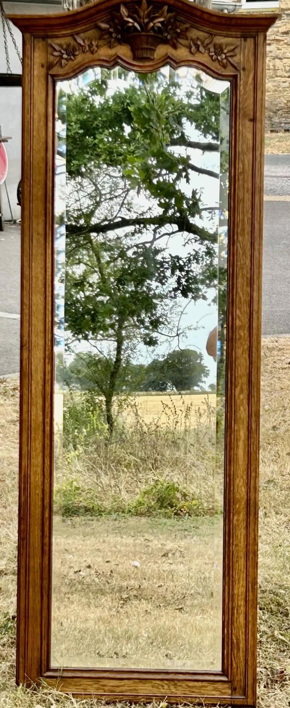 Grand et ancien miroir de pied chantourné biseauté