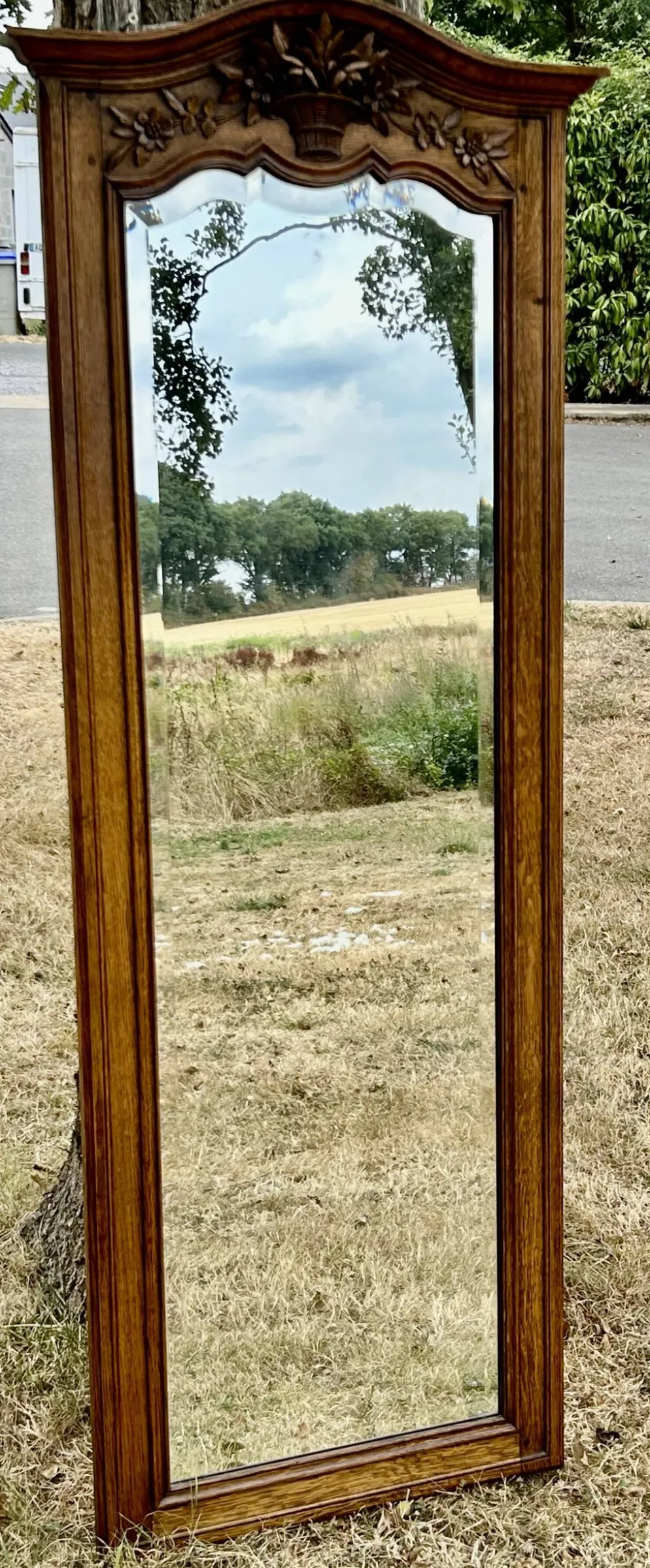 Grand et ancien miroir de pied chantourné biseauté