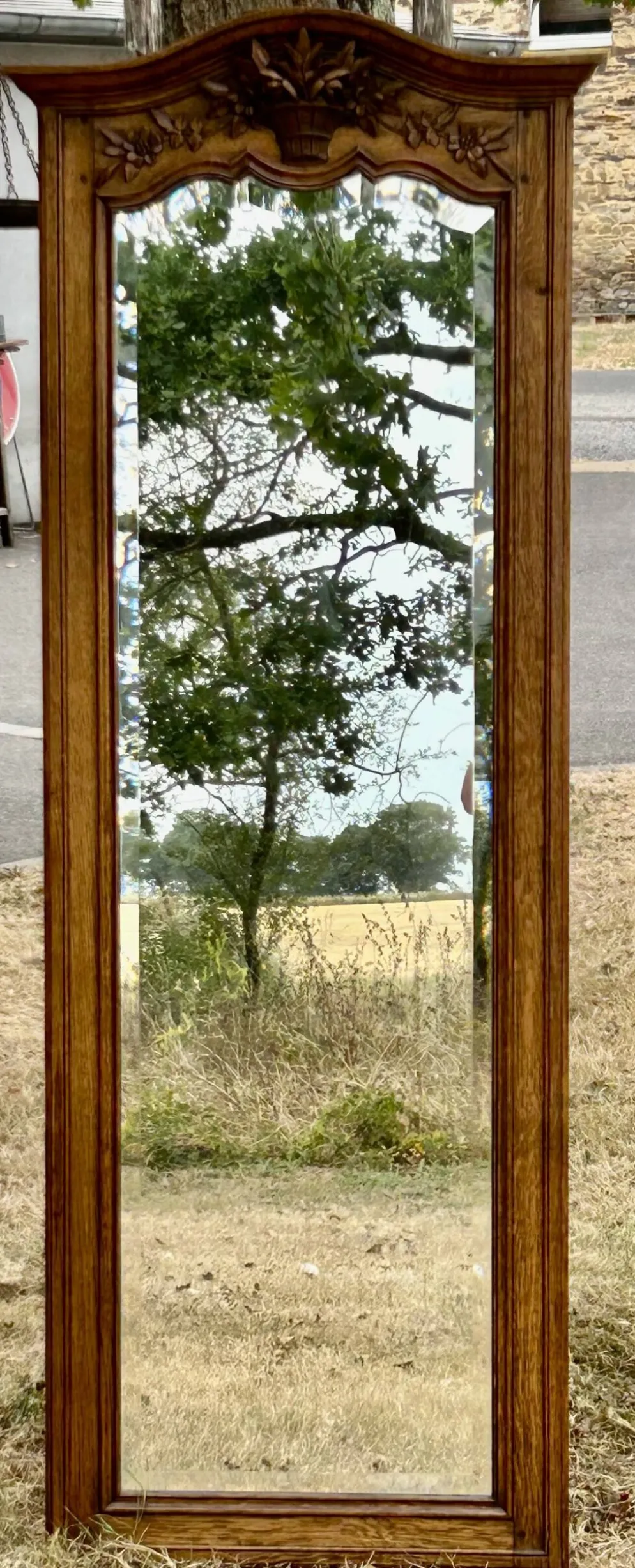 Grand et ancien miroir de pied chantourné biseauté