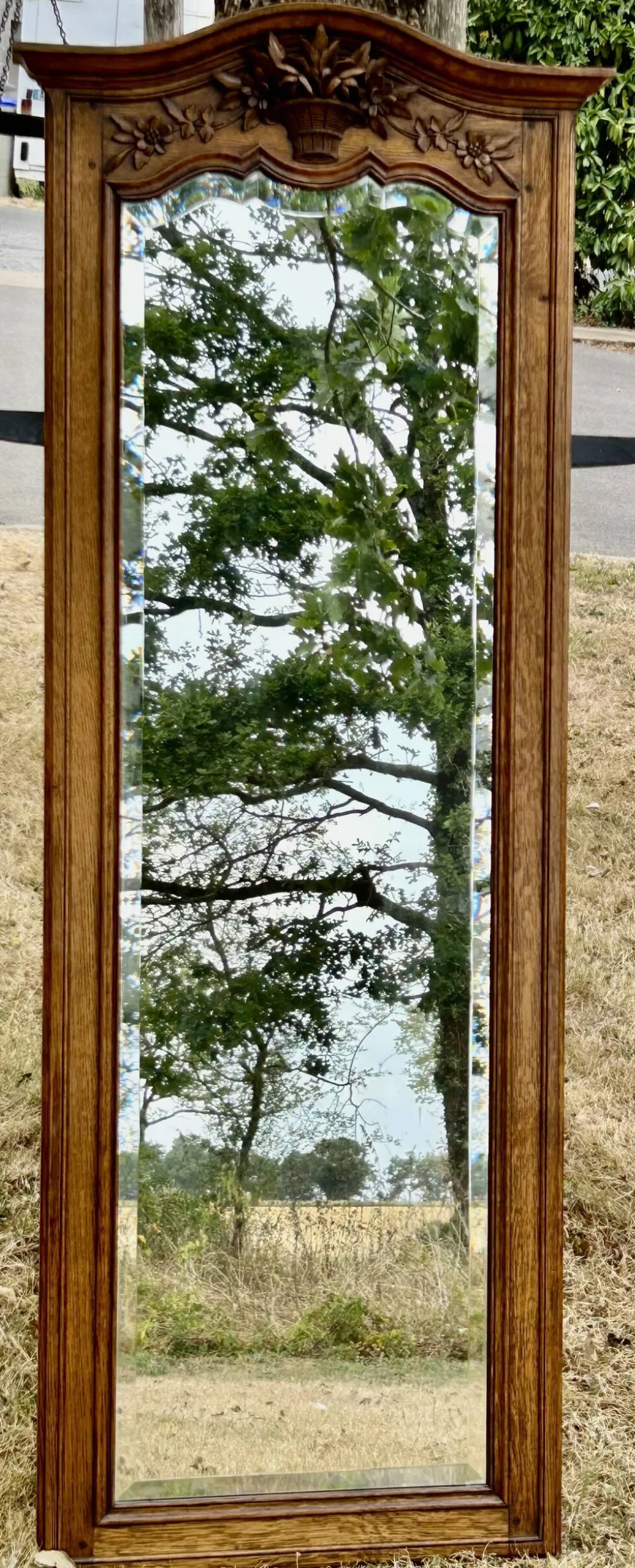 Grand et ancien miroir de pied chantourné biseauté