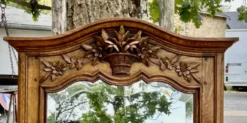 Grand et ancien miroir de pied chantourné biseauté