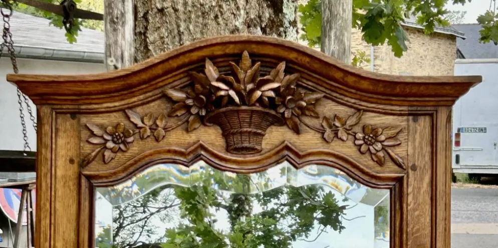 Grand et ancien miroir de pied chantourné biseauté