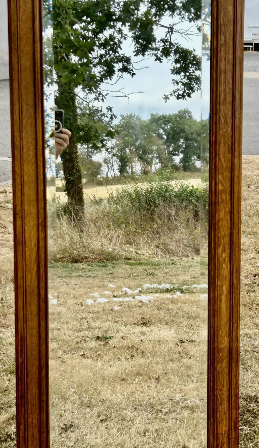 Grand et ancien miroir de pied chantourné biseauté