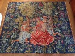 Grande tapisserie Jules Pansu – La Dame au coffret – Point d’Halluin