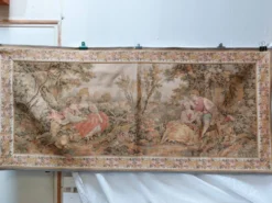 Grande tapisserie murale de style Aubusson à scène galante, 196 cm