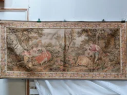 Grande tapisserie murale de style Aubusson à scène galante, 196 cm