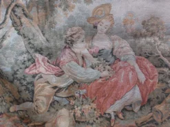 Grande tapisserie murale de style Aubusson à scène galante, 196 cm
