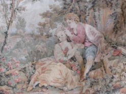 Grande tapisserie murale de style Aubusson à scène galante, 196 cm