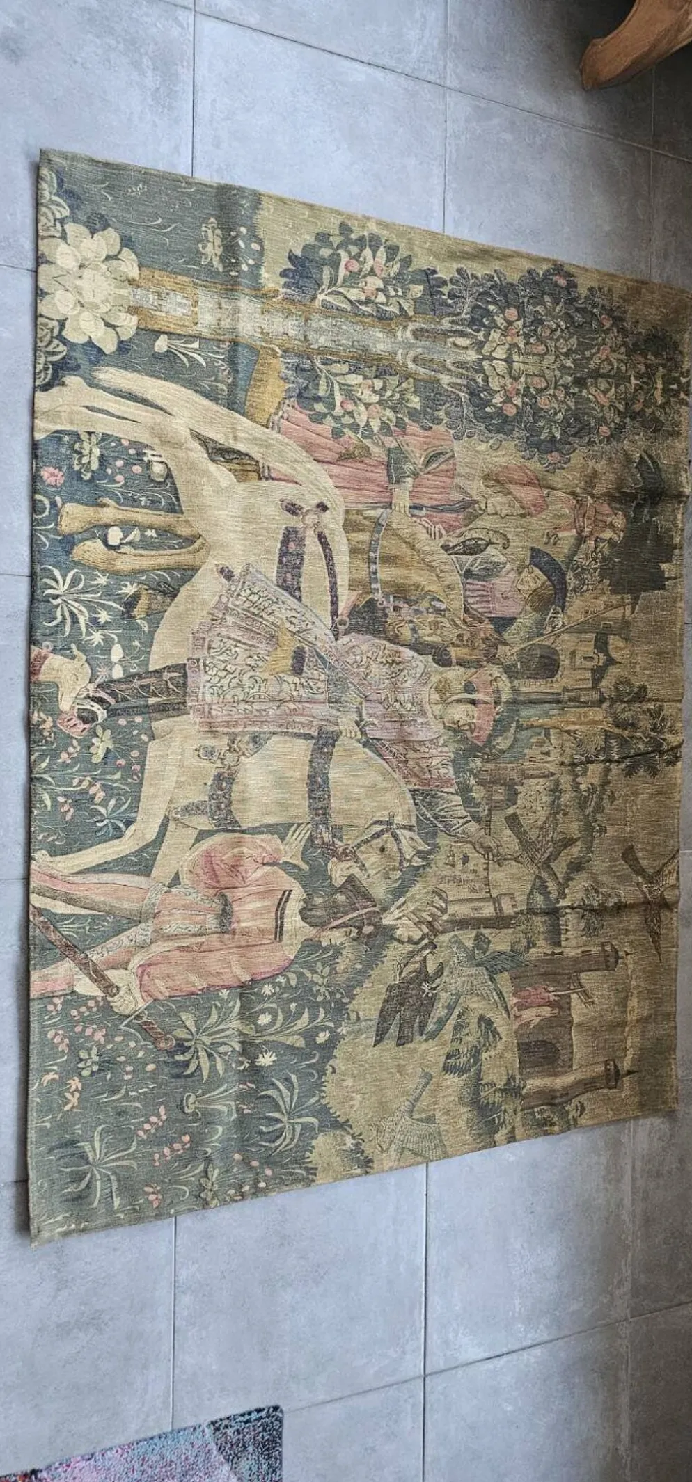 Grande tenture murale ancienne – scène médiévale équestre – 180 × 138 cm