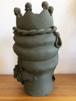 Grande tête couronnée en céramique par Stefania Boemi – Sicile, 44 cm