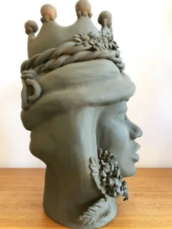Grande tête couronnée en céramique par Stefania Boemi – Sicile, 44 cm