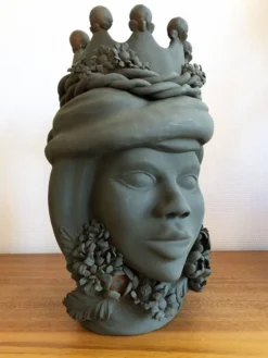 Grande tête couronnée en céramique par Stefania Boemi – Sicile, 44 cm