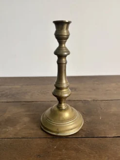 Grand flambeau / bougeoir ancien en laiton – Style Louis XIV