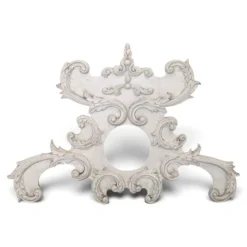 Grand fronton rocaille en stuc et bois sculpté patiné blanc à oculus