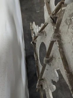 Grand fronton rocaille en stuc et bois sculpté patiné blanc à oculus