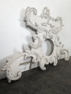 Grand fronton rocaille en stuc et bois sculpté patiné blanc à oculus