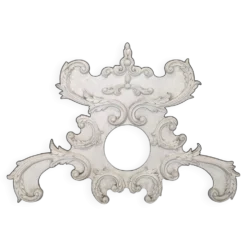 Grand fronton rocaille en stuc et bois sculpté patiné blanc à oculus