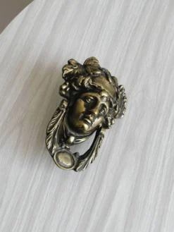 Grand heurtoir en laiton en métal style antique.