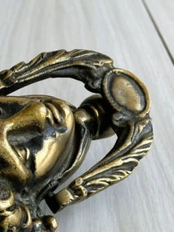 Grand heurtoir en laiton en métal style antique.