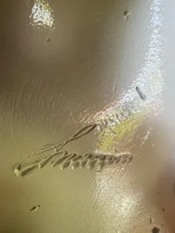 Grand lévrier en céramique émaillée blanche – signé – 92 cm
